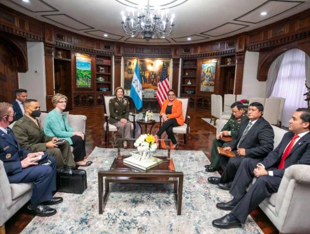 Presidenta Xiomara Castro y la jefa del Comando Sur, Laura Richardson abordan temas de seguridad regional