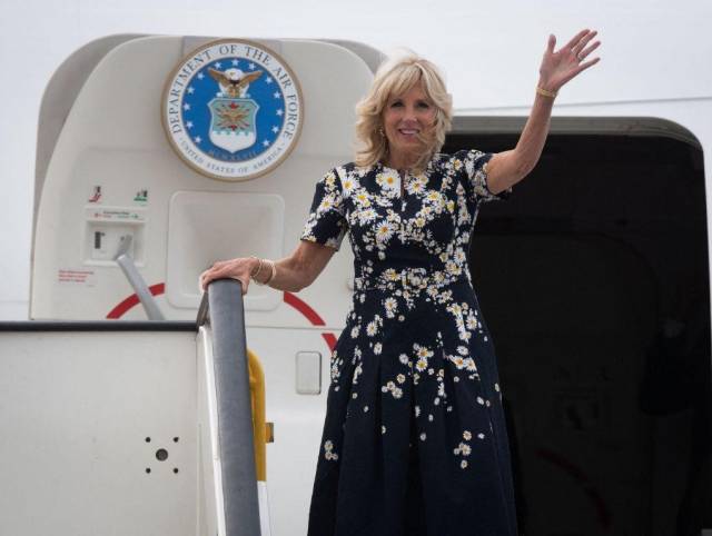 La primera dama de EEUU se reúne con refugiados ucranianos en Rumania