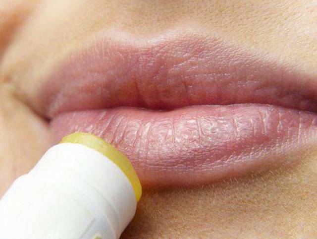 Utilizar el aceite de coco en los labios ayudará a hidratarlos.
