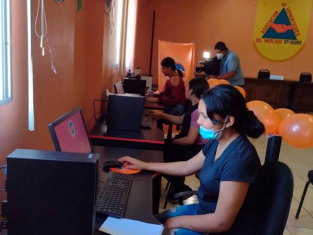 Escolares del Mercado San Isidro estrenan aula tecnológica donada por Loto