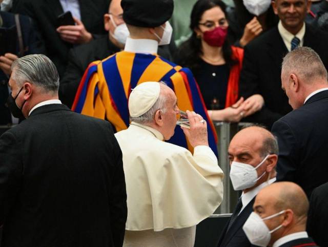 El papa Francisco toma un vaso de agua durante la audiencia general semanal el 13 de abril de 2022 en la Sala Paul VI en el Vaticano.