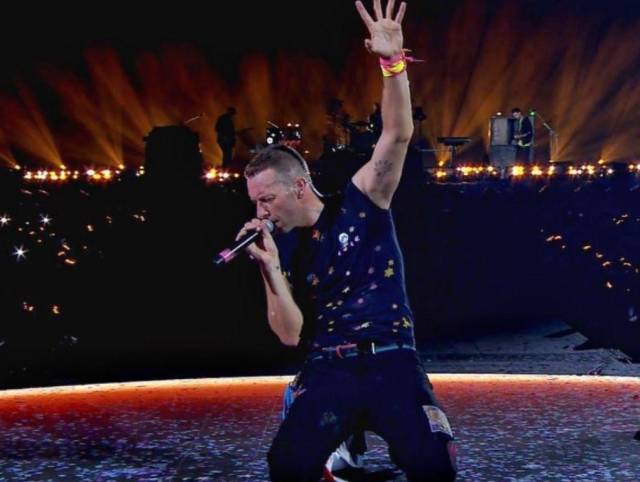 Vocalista de Coldplay saludó a Honduras en español durante el concierto en Costa Rica