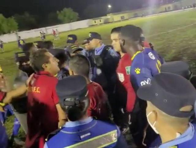 Nerlin Membreño pierde el control contra árbitro en polémico partido del Ascenso en Santa Bárbara