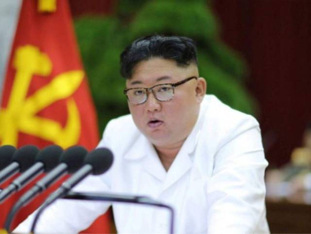 Corea del Norte anuncia primer muerto de un “explosivo” brote de covid