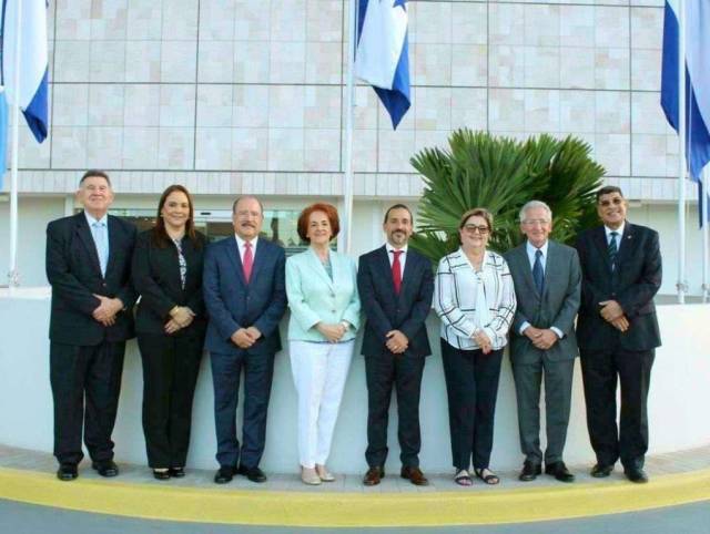 Junto a varias personalidades, como Gabriela Núñez, Hugo Noé Pino y Ricardo Maduro.