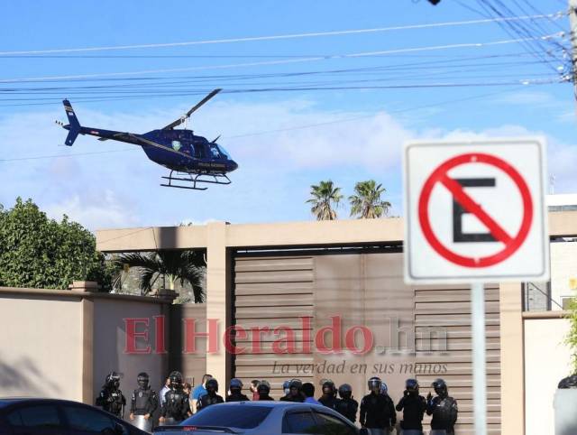 En este helicóptero fue trasladado el expresidente pedido en extradición por Estados Unidos.