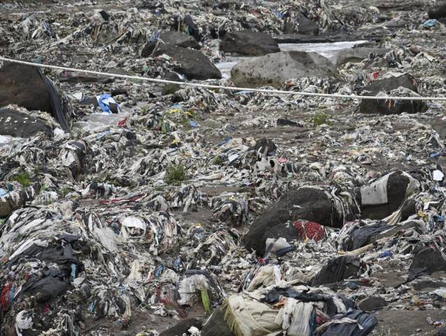 ONG holandesa busca atrapar marea plástica en río de Guatemala que afecta a Omoa