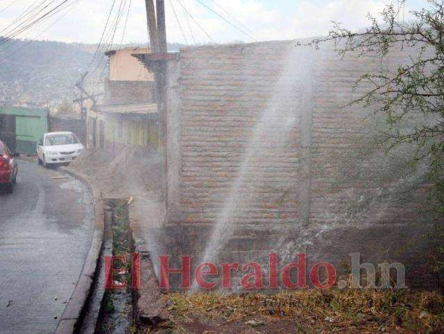 Las tuberías antiguas provocan las fugas de agua potable en la capital.