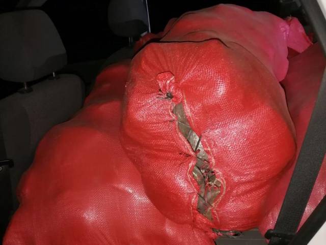 Estos eran los sacos que el individuo llevaba dentro de su vehículo.