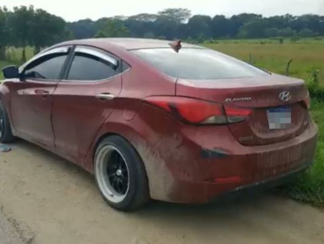 Desnudo y sin vida hallan a hombre dentro de un auto en carretera de San Pedro Sula