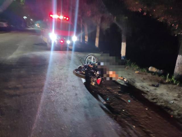 Uno de los fallecidos quedó al lado de la motocicleta en la que se conducía.