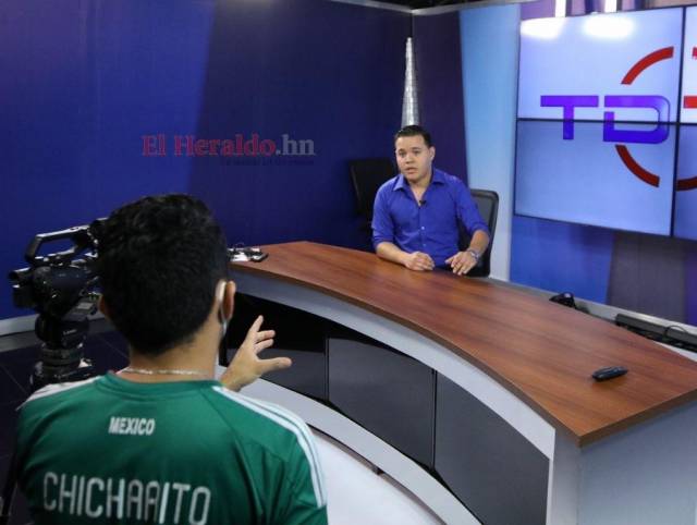 Neptalí Valle en conversación con el periodista Roberto Ramos.