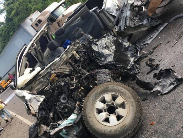 Mueren dos personas en fuerte colisión entre camión y pick up en Taulabé