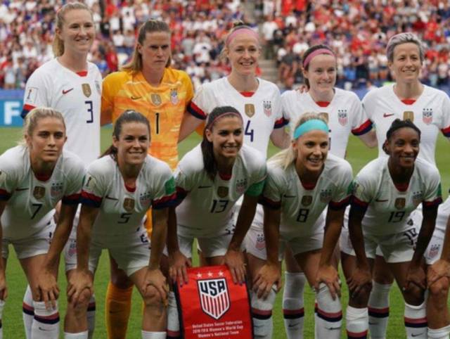 Federación de fútbol de EEUU anuncia pago igualitario para equipos de hombres y mujeres