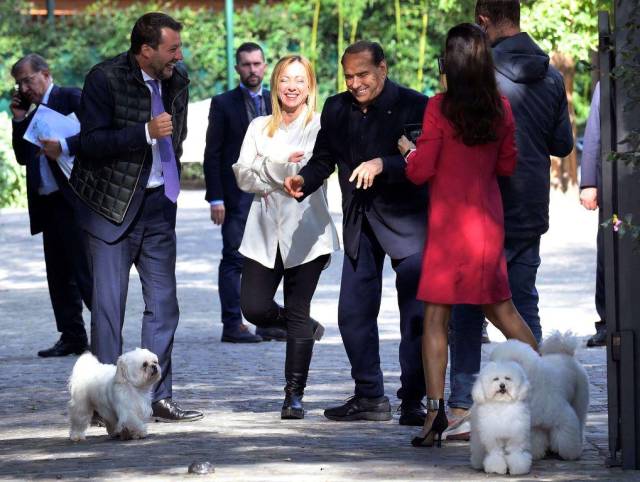 Silvio Berlusconi junto a Giorgia Meloni tras salir de una reunión para formar una alianza en Italia.