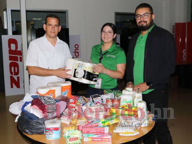 El equipo de Mejoras de Mercadeo de la Cooperativa Sagrada Familia dio sus donativos.