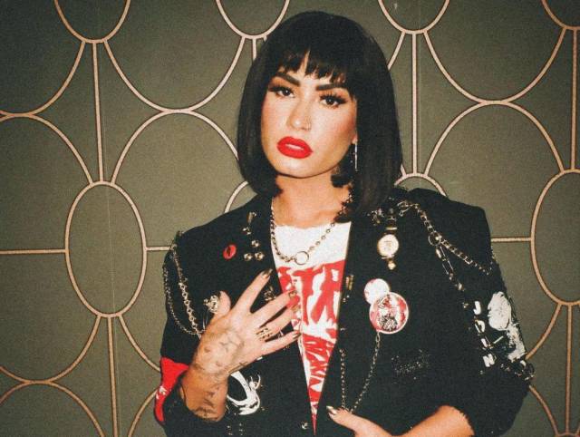 Demi Lovato vuelve a utilizar el pronombre “ella” porque asegura sentirse más femenina