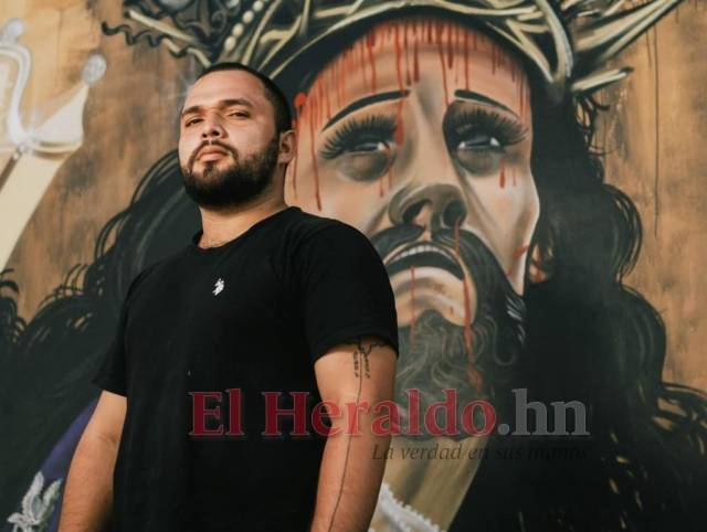 Rodney Fernández está a cargo del mural junto con un grupo de artistas denominados Colectivo de Arte Cadejo.