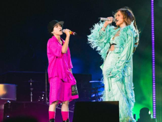 Jennifer López presenta a su hija en un concierto con lenguaje inclusivo