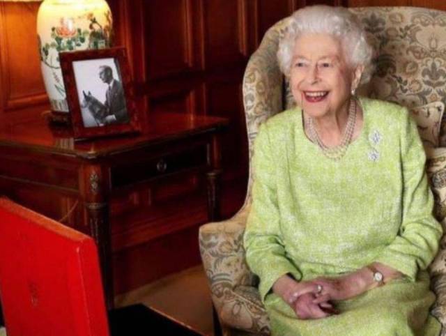 Isabel II aparece por sorpresa para inaugurar línea de metro londinense con su nombre