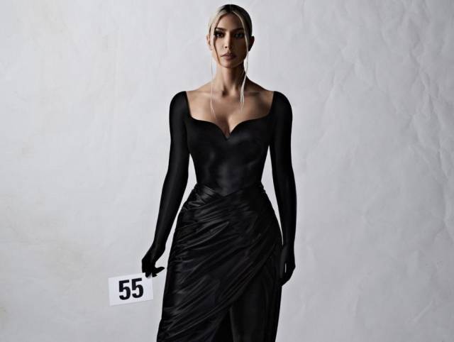Kim Kardashian camina por la pasarela de Balenciaga en la Semana de la Moda en París