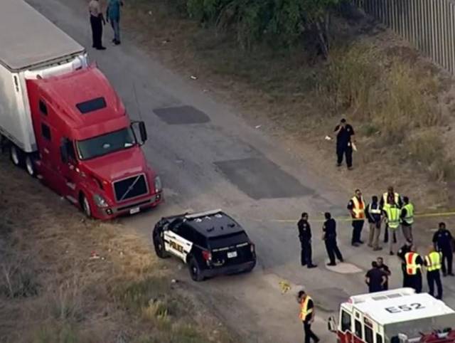 El camión se desplazaba cerca de la autopista New Laredo en el suroeste de la ciudad.