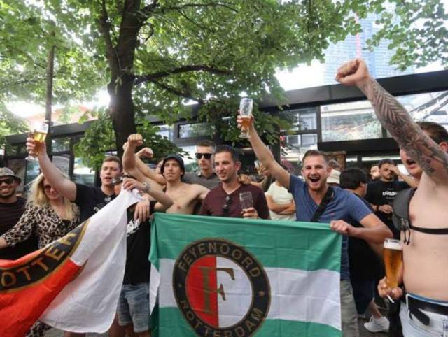 30 heridos en guerra de barras de la Roma y Feyenoord por la final de  Conference