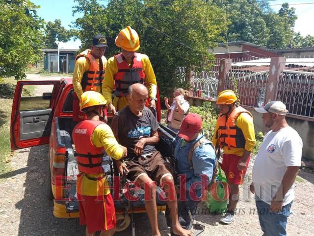 Luego de la declaratoria de evacuación obligatoria de Copeco, varias familias fueron auxiliadas para salir de sus casas en el municipio de El Progreso, ante el inminente riesgo.