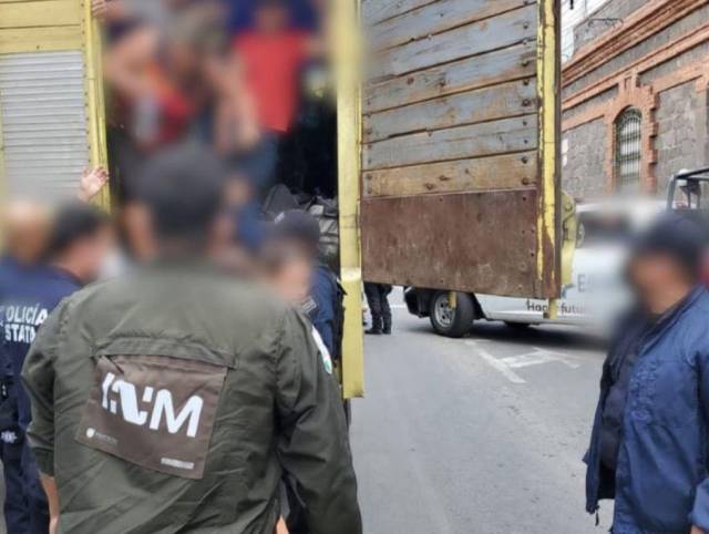 Detienen en México a 116 migrantes que viajaban hacinados en un camión