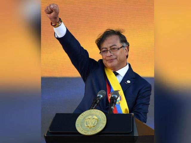 Petro asumió en Colombia proponiendo paz a armados y fin de guerra antidrogas