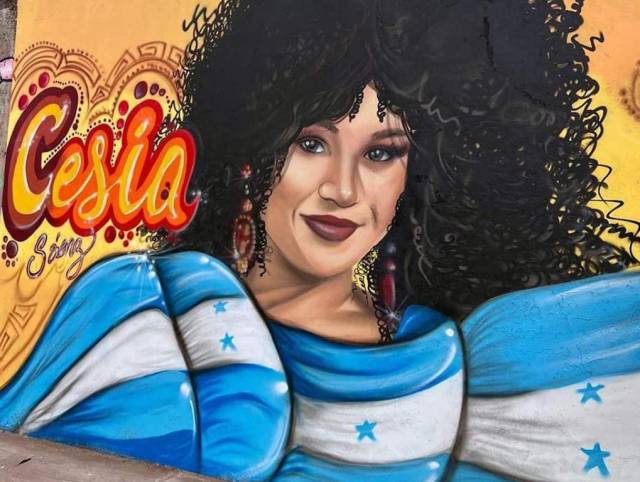 Con sus clásicos rizos y su sonrisa coqueta plasmaron a la talentosa hondureña en un mural de Comayagua.