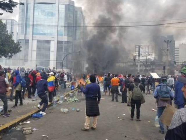Indígenas de Ecuador bloquean carreteras en protesta contra el gobierno