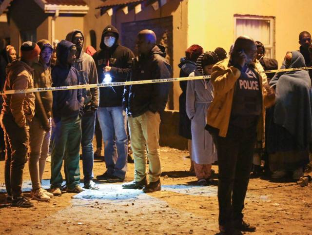 Policía busca pistas tras la muerte de 21 jóvenes en un bar en Sudáfrica