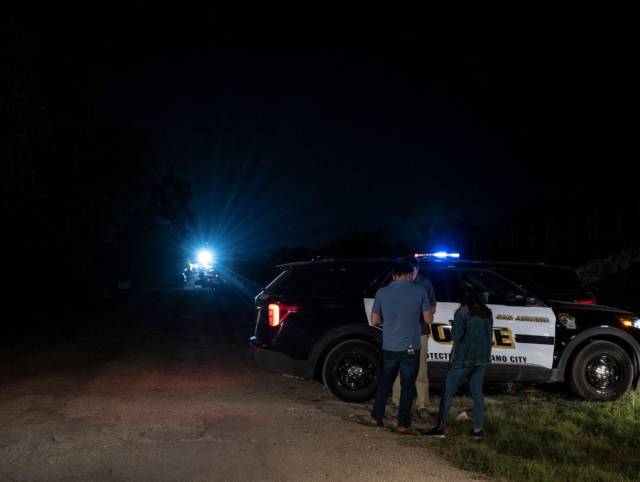 Mueren dos migrantes más; se eleva a 53 cifra de fallecidos al interior de tráiler en Texas