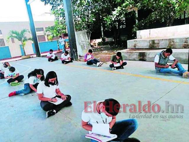 En el piso reciben clases niños de centro básico modelo en Juticalpa, Olancho