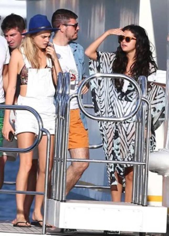 Selena Gomez tiene relación con Cara Delevingne