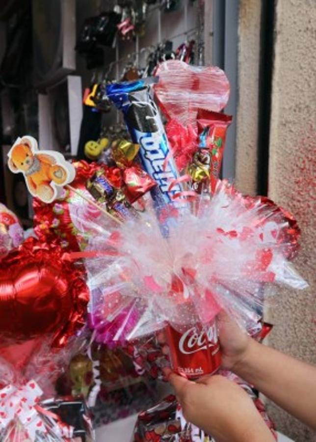 Capitalinos se rinden ante la llegada del Día del Amor y la Amistad