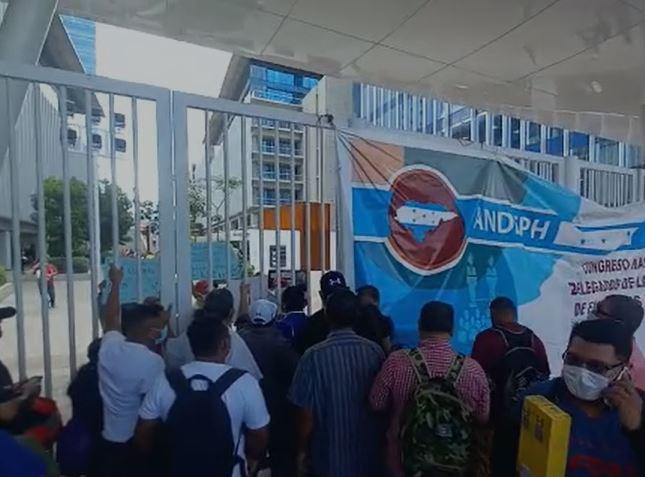 Colectivos de Libre se toman CCG en protesta por nombramiento de nuevo presidente de Andeph