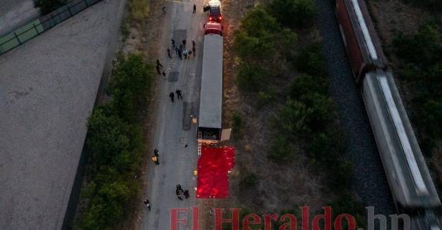 ¿Llamada al 911 registra a migrantes que fallecieron en un tráiler en Texas pidiendo auxilio?