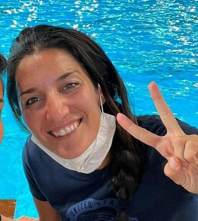 Medallista y arriesgada: Andrea Fuentes, entrenadora española que salvó a nadadora que se desmayó en una piscina