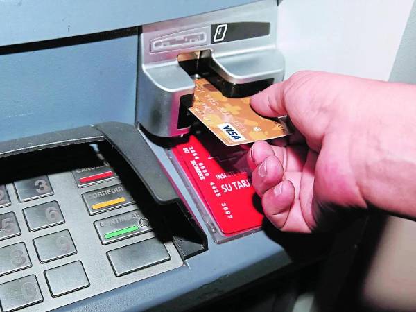 La tarjeta de crédito de una línea de financiamiento que una institución financiera otorga a una persona para cubrir necesidades de efectivo o realizar compras.
