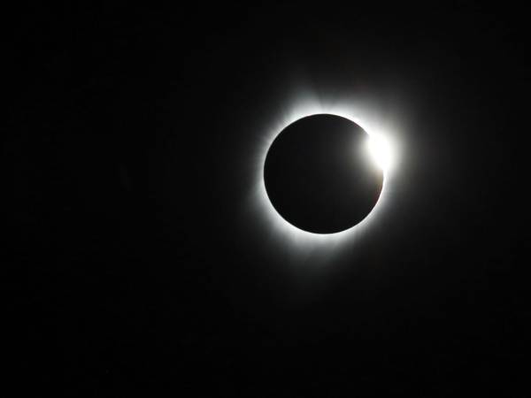 Foto del momento exacto en que la luna oculta al sol.