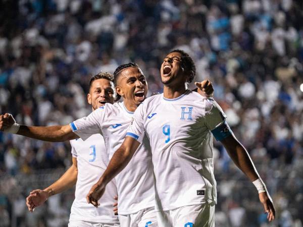 Romell Quioto, Rigo Rivas y Antony Lozano han anotado para la Bicolor en este primer tiempo.