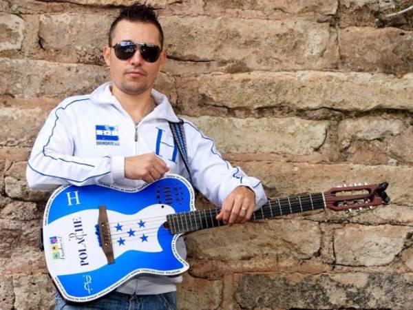 Polache debutó como músico con 'Mira a Honduras'.