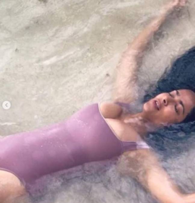 Salma Hayek y sus mejores fotos en bikini a los 53 años
