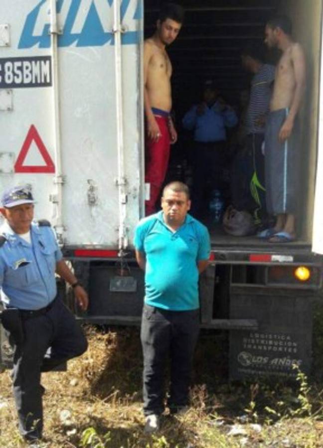 El hallazgo realizado por autoridades policiales en el punto de control aduanero dejó la detención de los doce migrantes de origen pakistaní.