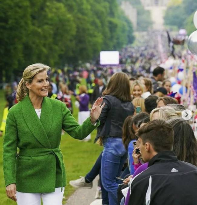 Un icónico carruaje, conciertos de lujo, derroche y multitud: el Jubileo de Platino de Isabel II