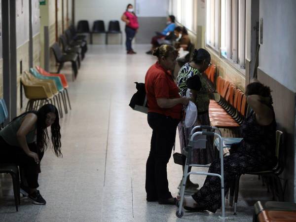 El interior del Hospital Escuela presenta poco flujo de pacientes producto de la falta de consultas y ausencia de personal médico que se mantiene en huelga.