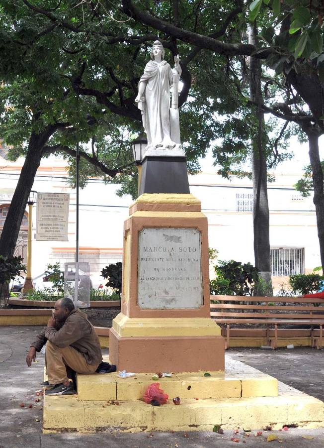 Plazas y parques de la capital están totalmente descuidados y sucios
