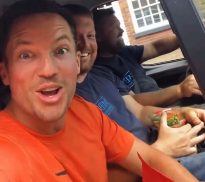 Fue campeón de la Premier League con histórico club y ahora construye casas en Inglaterra